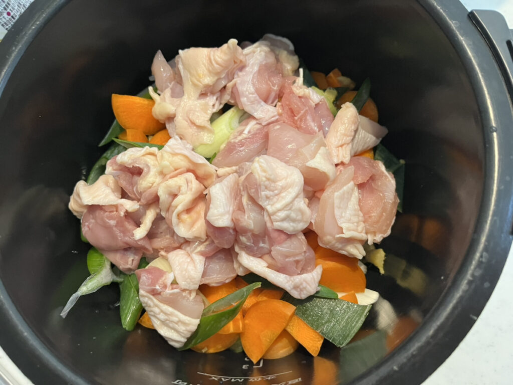 ホットクック「鶏もも白ネギスープ」鶏もも　水投入前